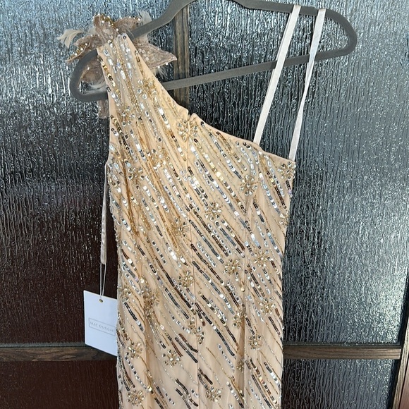 Mac Duggal women’s Cream One-Shoulder Dress with flower feather detail size 2. - Picture 10 of 13